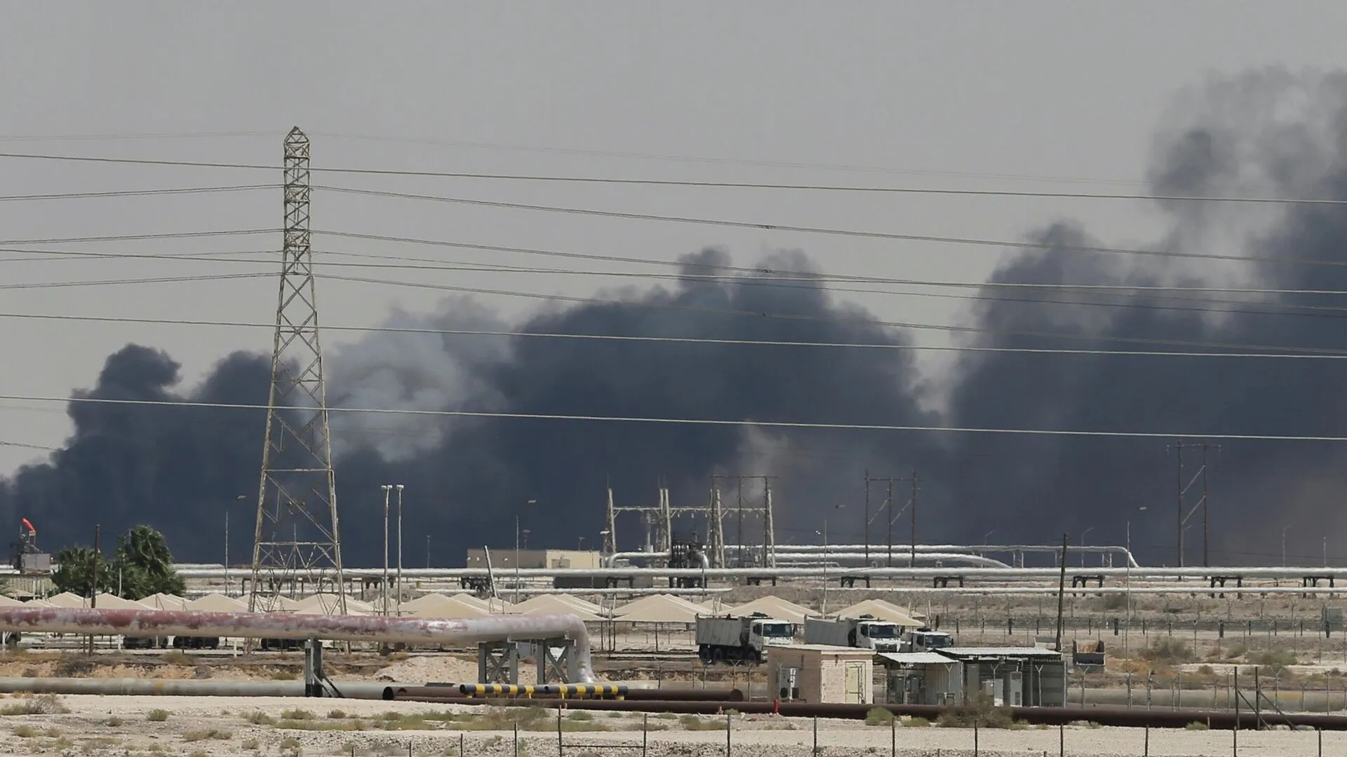 Відео: Атака іранських дронів зупинила роботу найбільшого НПЗ Саудівської Аравії