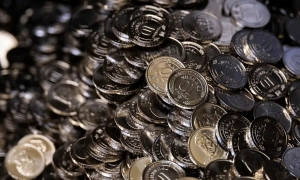 Долар знову дорожчає: НБУ підняв курс на 2 копійки