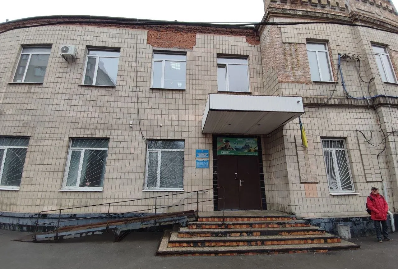 Самокаліцтво у ТЦК Дніпра: чоловіка госпіталізували після інциденту у вбиральні