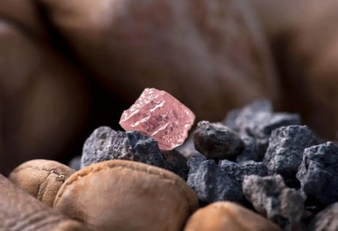 Китайські вчені створили мінерал, який твердіший за природний алмаз