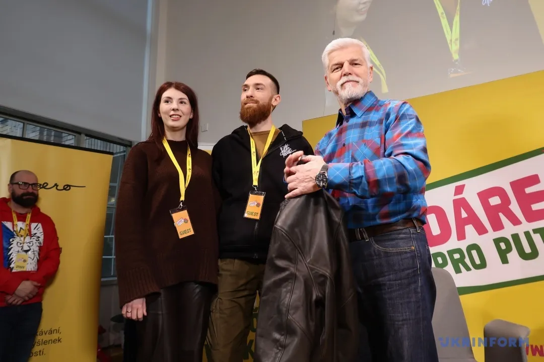 Президент Чехії зустрівся з українським морпіхом, якому чехи збирають кошти на протезування рук