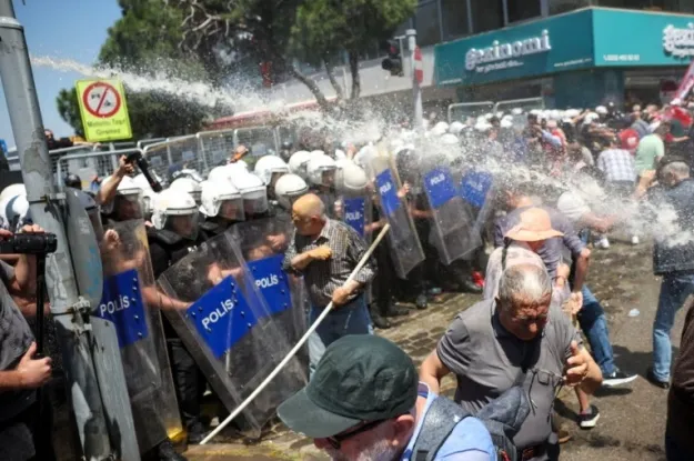 Турецька поліція водометами розганяла протест після усунення судом лідера опозиції — AFP