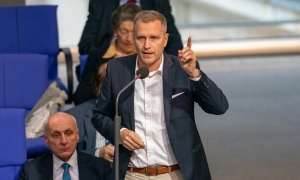 Niemiecki sąd ukarał grzywną deputowanego AfD za fotomontaż z Hitlerem — Zeit