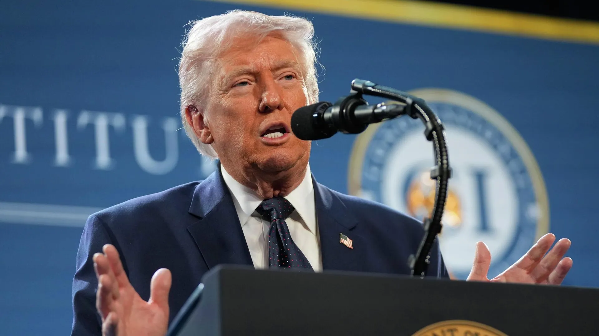 Президент США анонсував будівництво першого за пів століття великого НПЗ