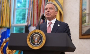 Фото: в Британії на зупинці знайшли таємні документи про есмінець Defender