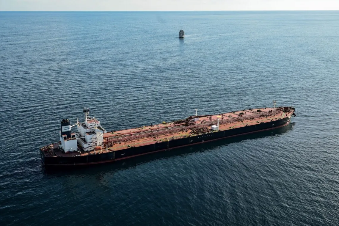 Россия использует военный флот для защиты танкеров, на которые наложены санкции