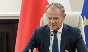 Фото: в Британії на зупинці знайшли таємні документи про есмінець Defender