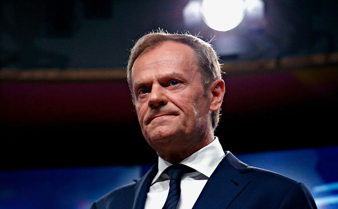 Туск показав уламки збитих російських дронів і пообіцяв знищувати кожен ворожий апарат