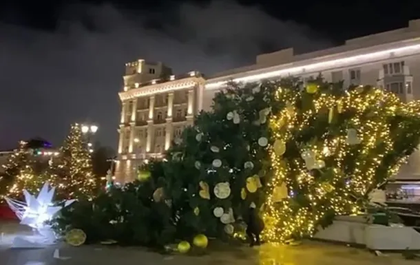 У Москві на Тверському бульварі впала новорічна ялинка