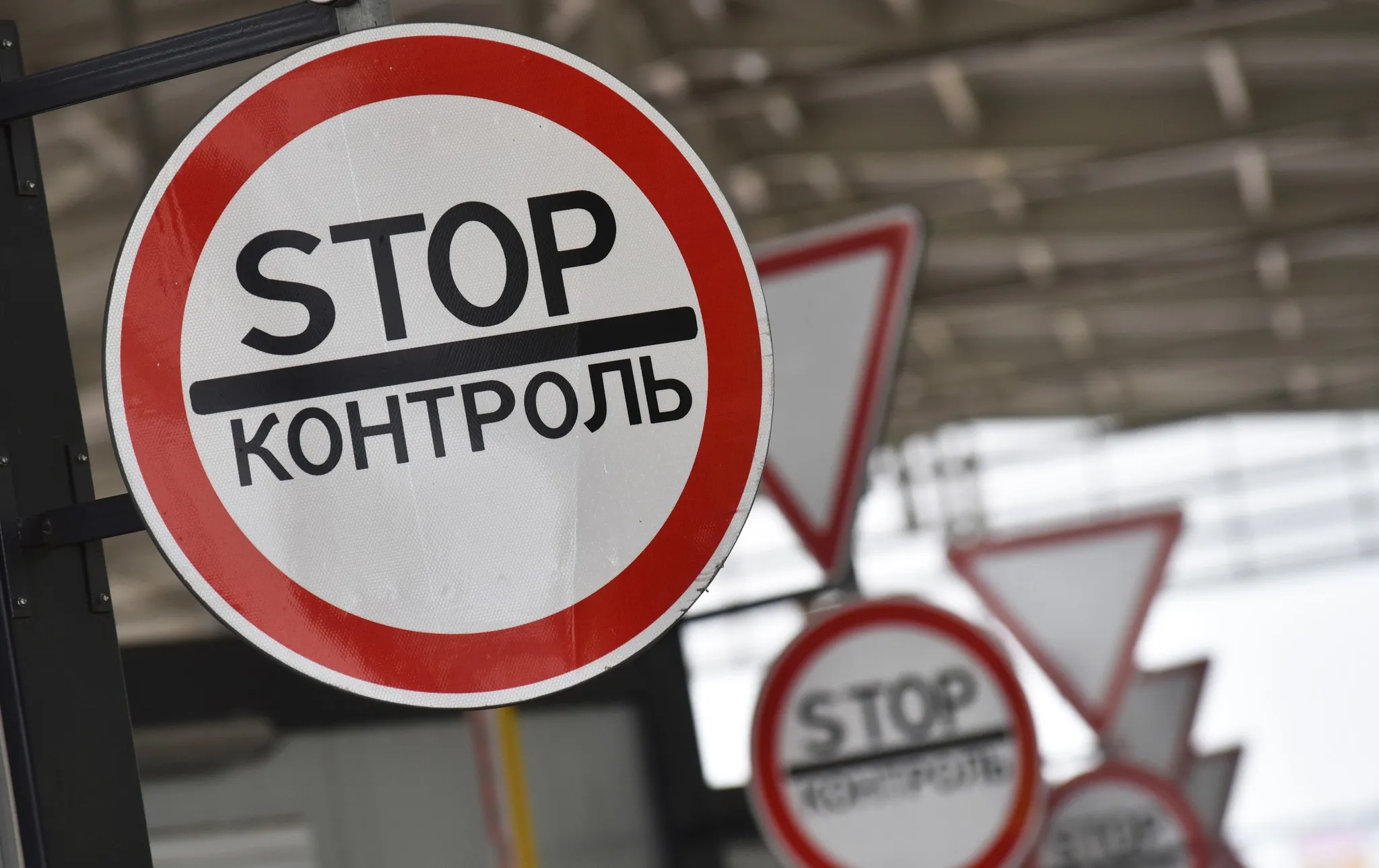 Через негоду на Одещині та Вінниччині обмежено рух вантажівок через кордон