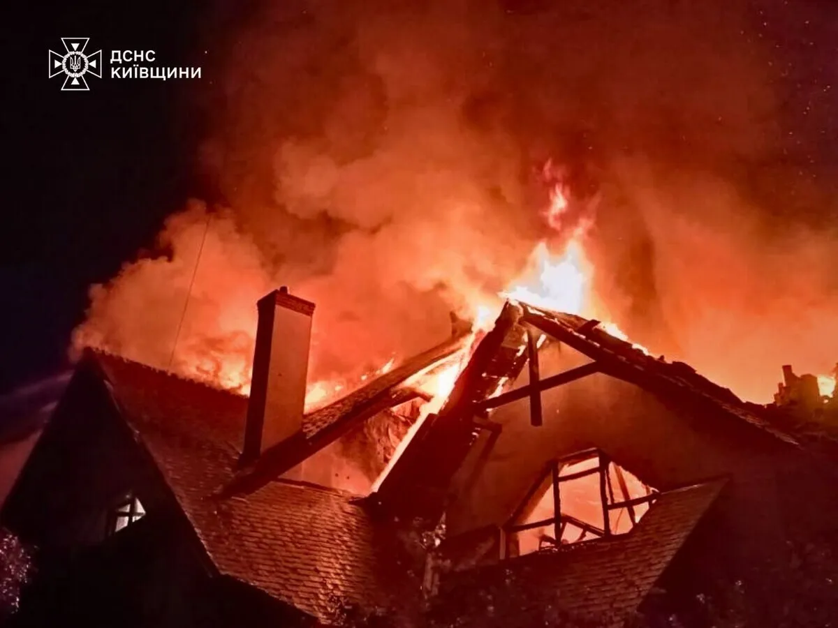 Окупанти масовано обстріляли чотири райони Київщини та спричинили руйнування