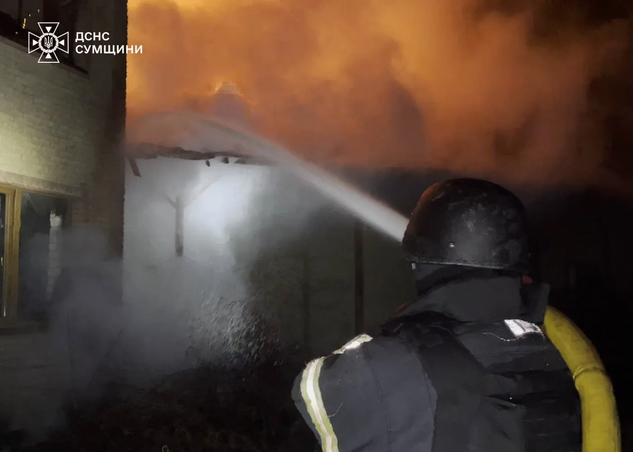 Росіяни обстріляли підрозділ ДСНС та житлові будинки на Сумщині