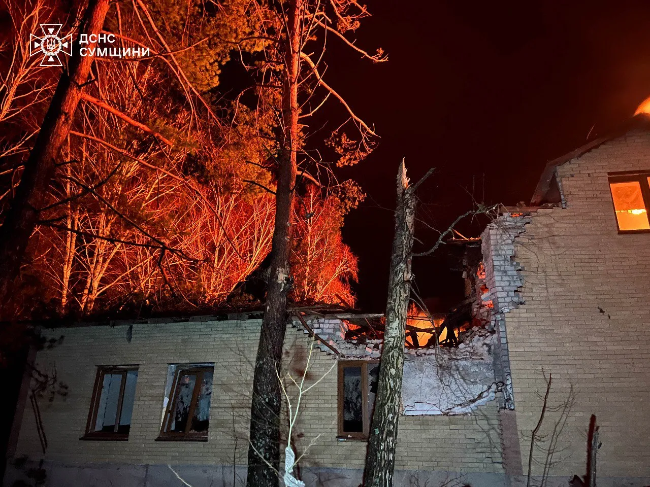 Росіяни обстріляли підрозділ ДСНС та житлові будинки на Сумщині