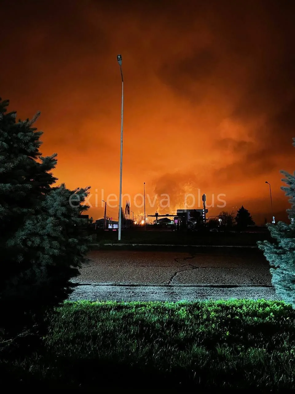 Вибухи у Будьонновську в рф: над містом спалахнула масштабна пожежа