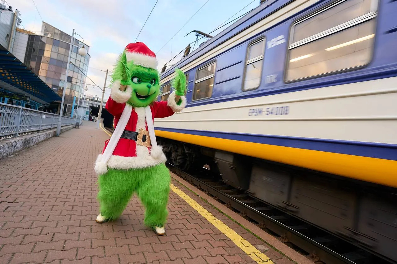 Грінч проїхався столичною електричкою