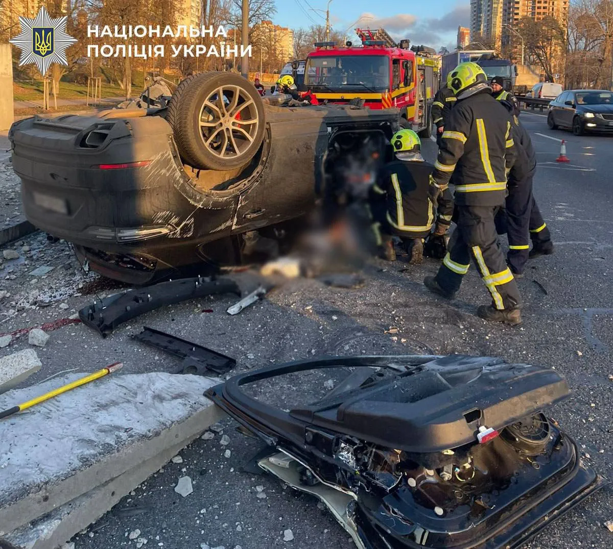Смертельна ДТП у Києві: водій Porsche загинув після зіткнення з бетонною огорожею