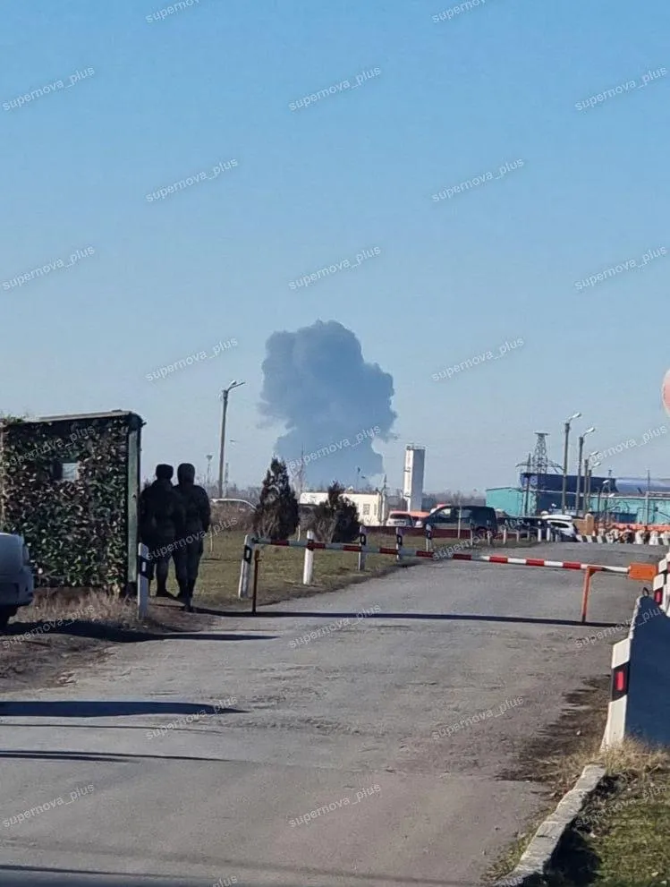 Новошахтинський НПЗ знову під ударом: серія вибухів і масштабна пожежа