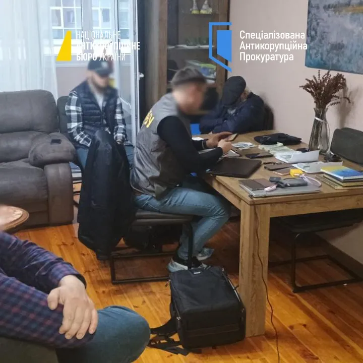 НАБУ та САП повідомили про підозру прокурору через хабар