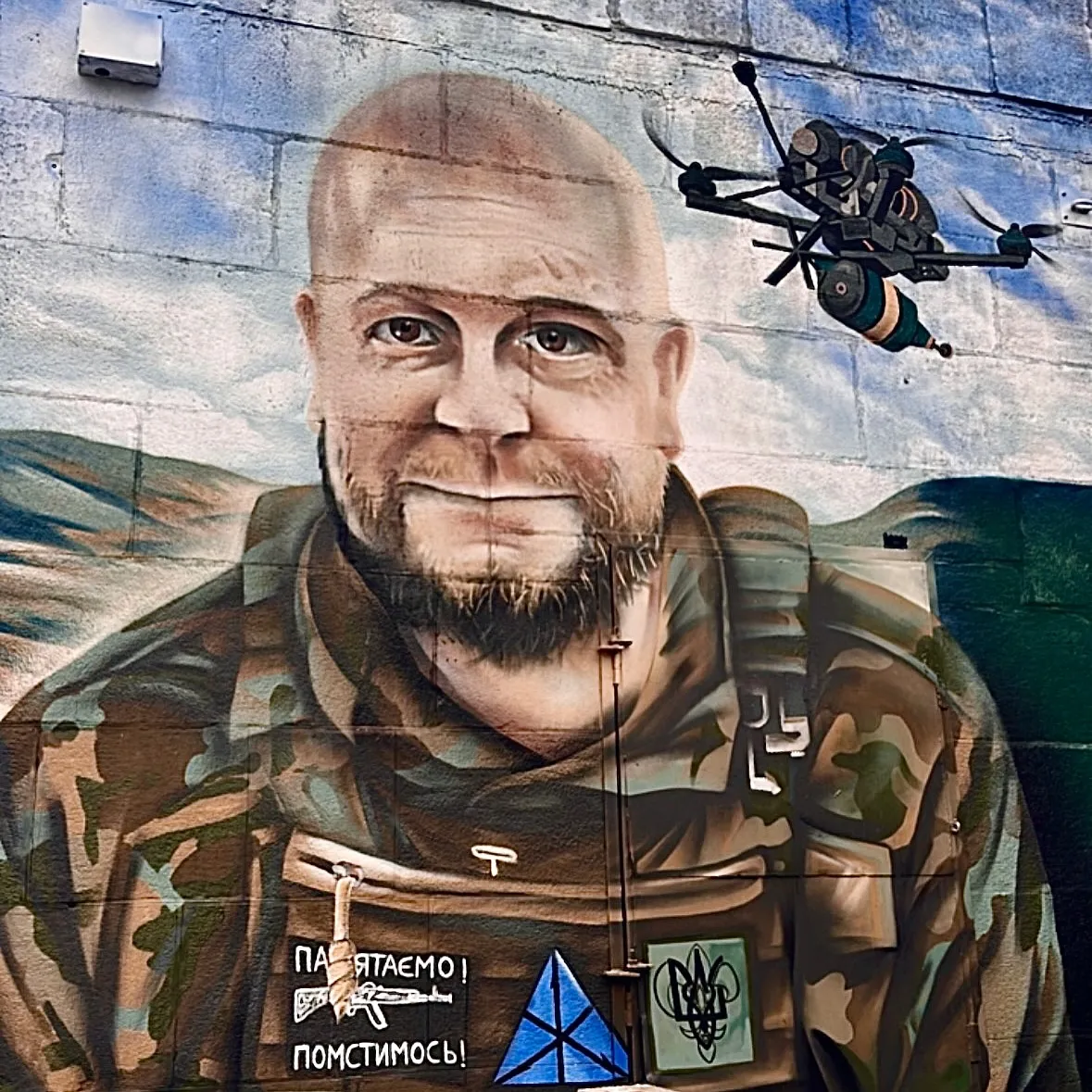 У Києві намалювали мурал на честь загиблого захисника, який не змогли створити у Рівному