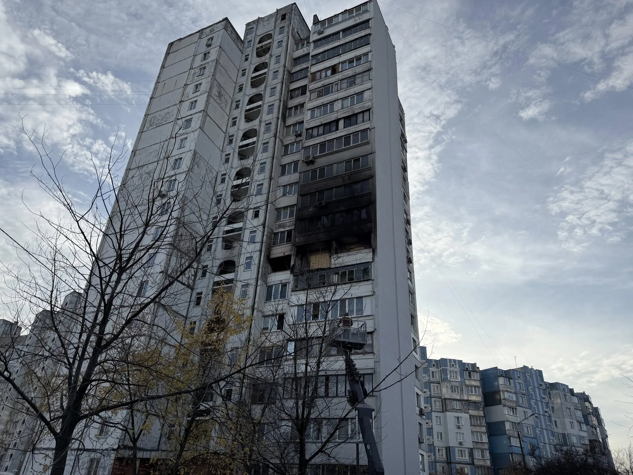 У будинку на Троєщині, де загинули шість людей, відновили електро та водопостачання