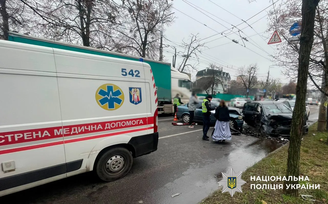 На Нивках сталася масштабна аварія за участю Opel, Ford і таксі Peugeot