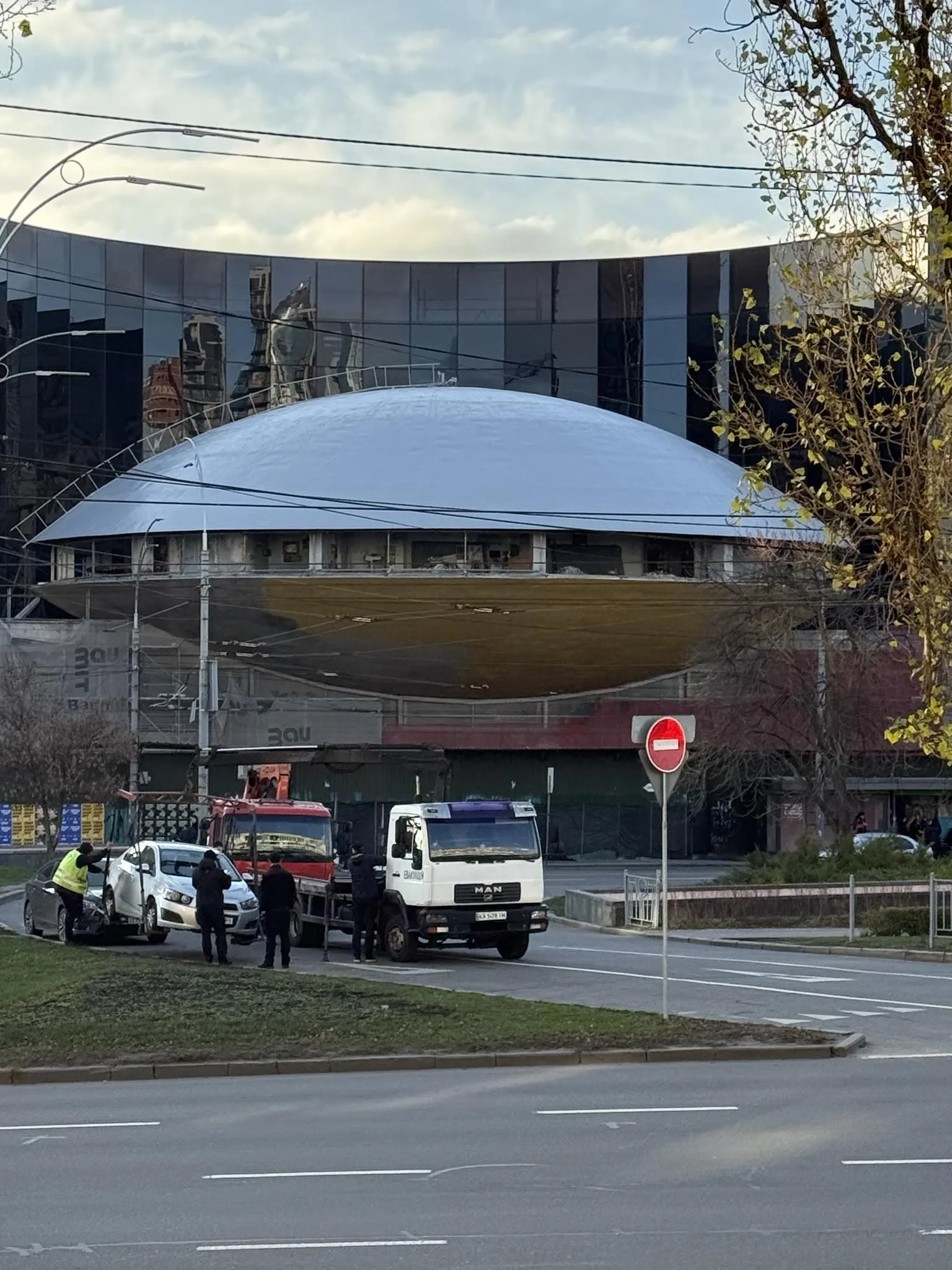 Вікна «Літаючої тарілки» на Либідській демонтували: активісти б’ють на сполох