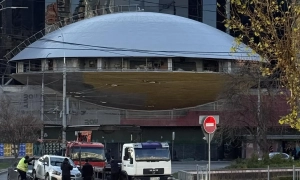 У парках Києва встановили арки з розпилювачами води