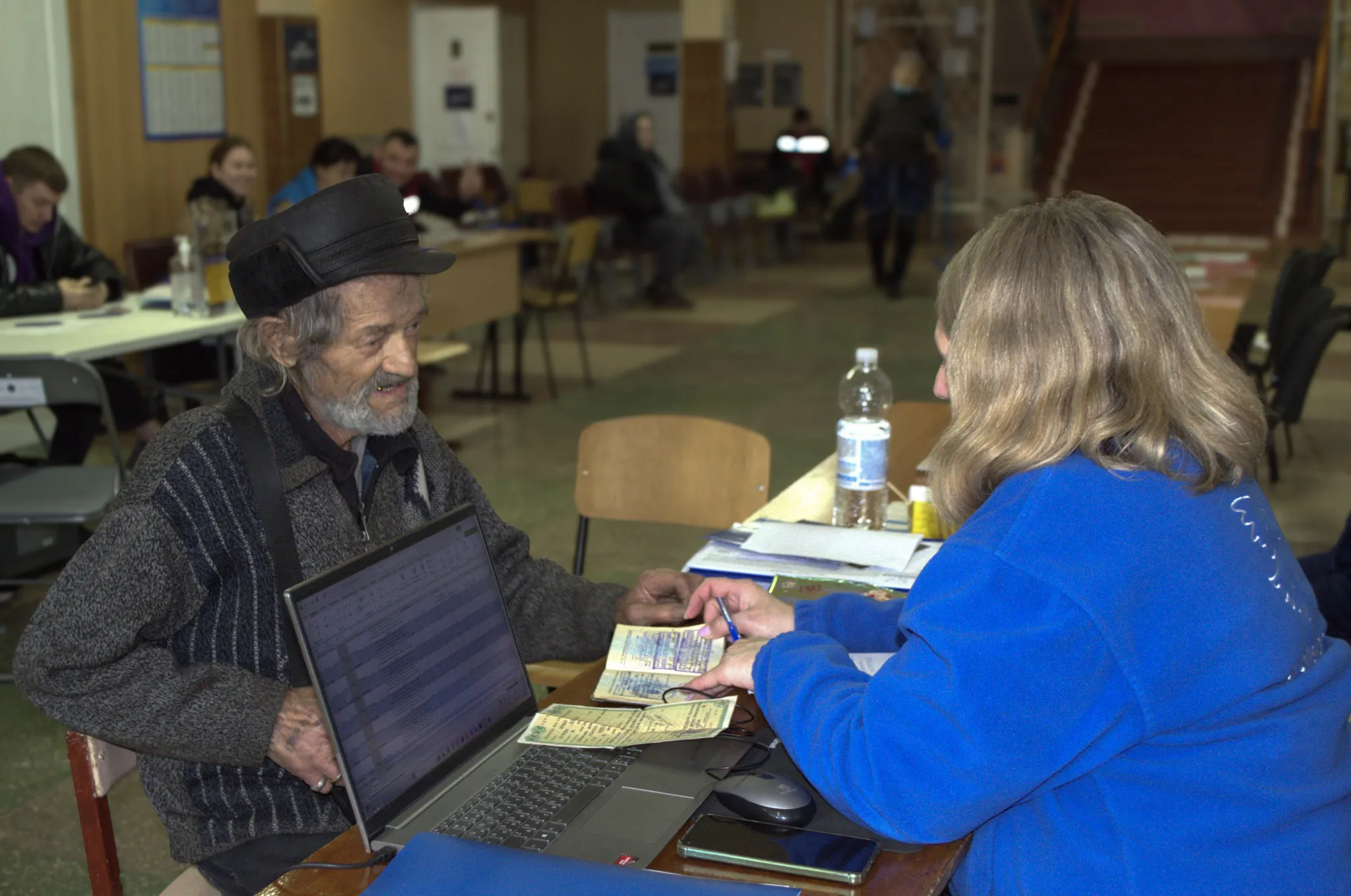 89-річний ветеран врятував курку під час евакуації з Донеччини