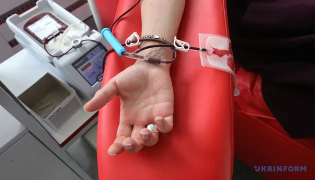 МОЗ закликає українців здавати кров через критичну ситуацію в лікарнях