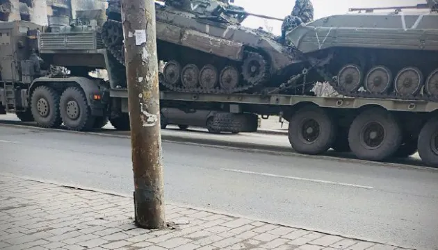 Росіяни перекидають через Маріуполь військову техніку у напрямку Гуляйпілля — Андрющенко