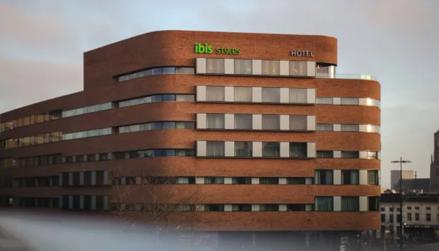 У Нідерландах розслідують експлуатацію українців і шукачів притулку в готелі Ibis — NOS