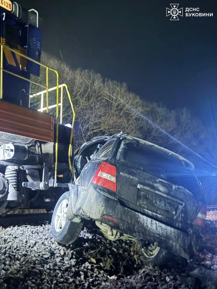 На Буковині тепловоз розчавив автомобіль