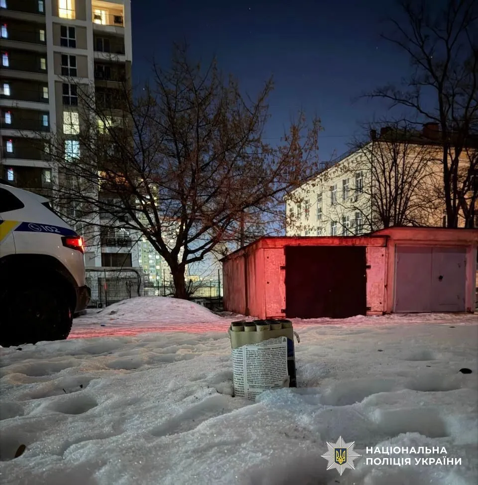 Поліція розшукала підлітка, який запустив салют у Голосіївському районі Києва