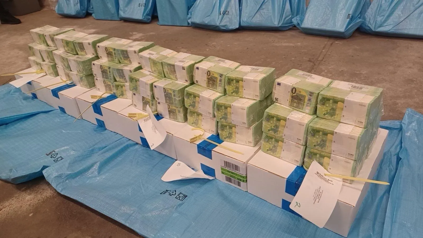 Уряд Угорщини оприлюднив фото вилучених мільйонів та золота з автівок «Ощадбанку»