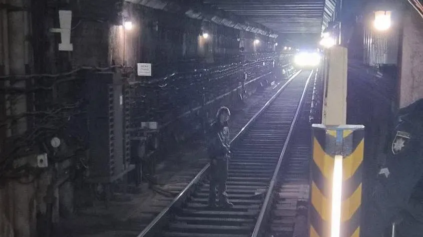 Чоловік заблокував рух поїздів на станції «Тараса Шевченка» у Києві