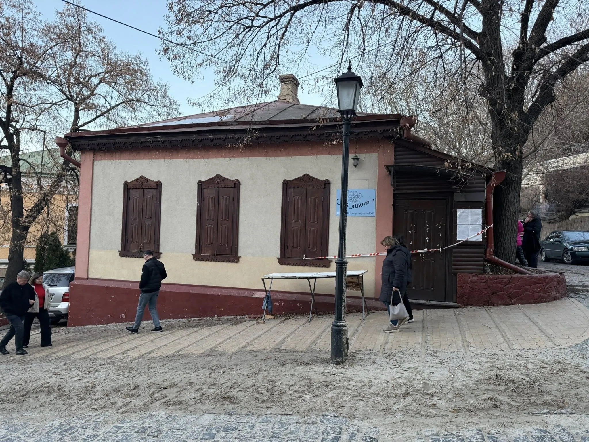 Поліція опечатала найстарішу дерев’яну садибу на Андріївському узвозі