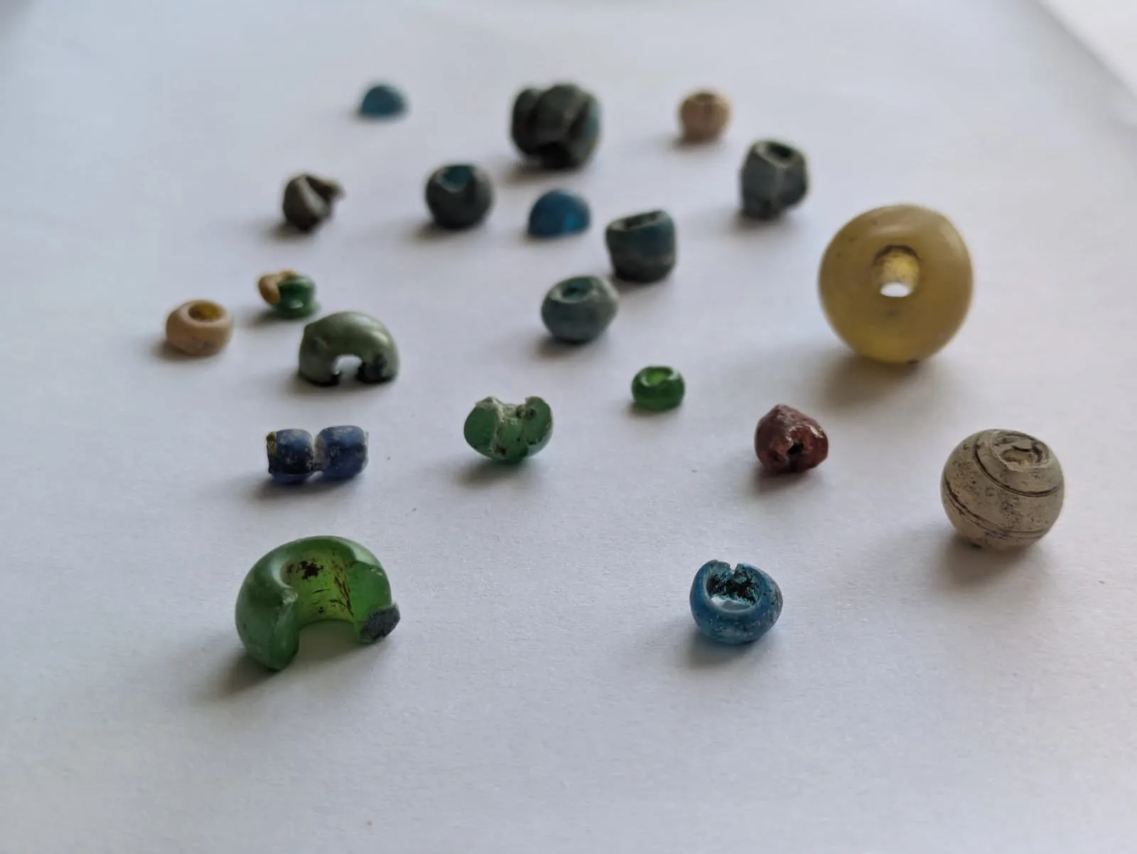 Археологи виявили унікальні намиста княжої доби на Прикарпатті