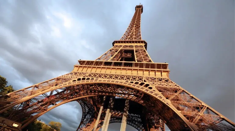 Імена 72 науковиць з'являться на Ейфелевій вежі — Le Monde