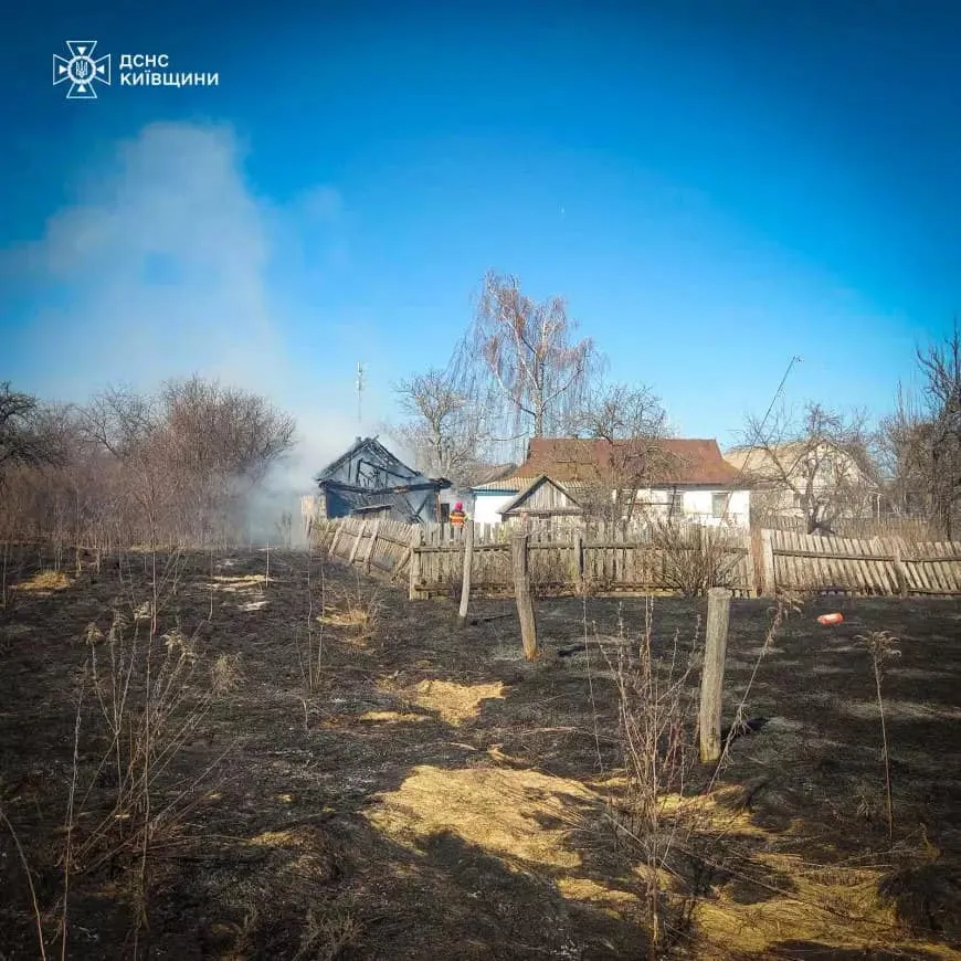 Через спалювання сухостою на Вишгородщині знищено господарську будівлю