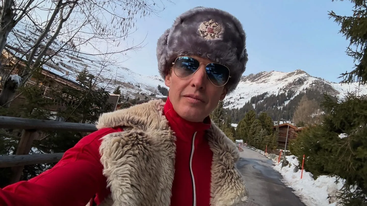 Джеймс Блант потрапив у скандал через фото в шапці з російським гербом