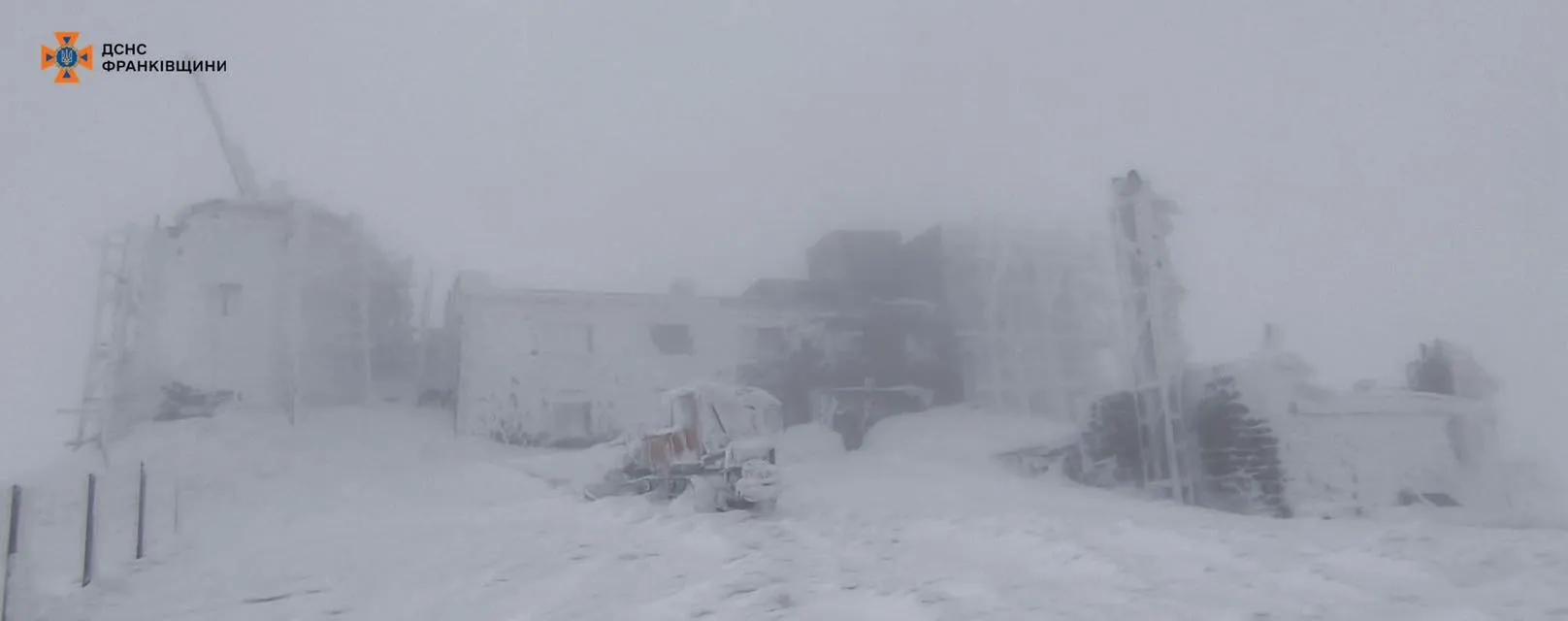 Штормовой ветер и гололед затрудняют передвижение на горе Пип-Иван