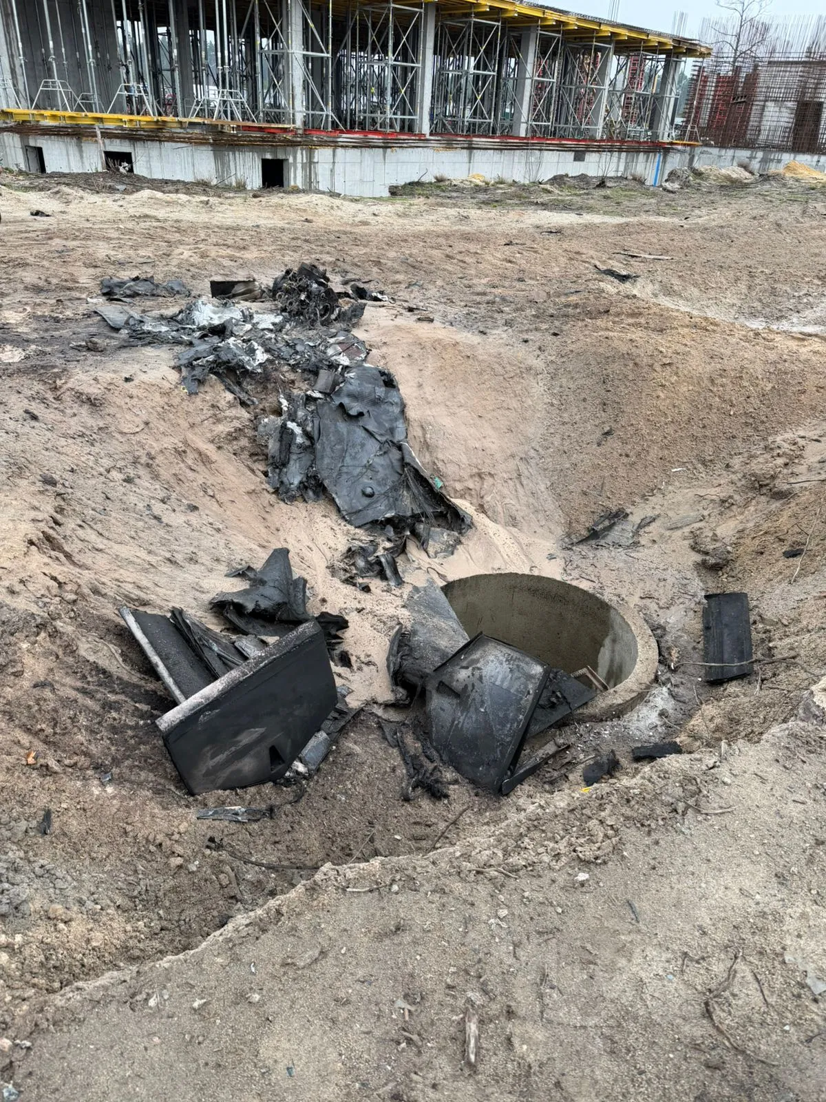 Рашисти атакували територію меморіального кладовища під Києвом