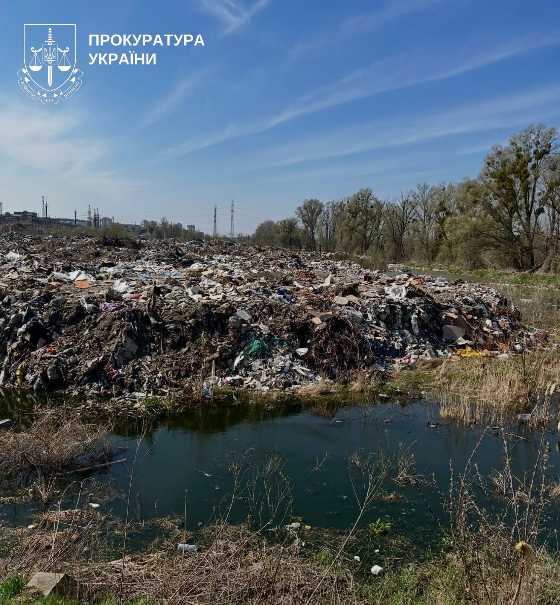 Прокуратура через суд вимагає ліквідувати небезпечне сміттєзвалище в Ірпені