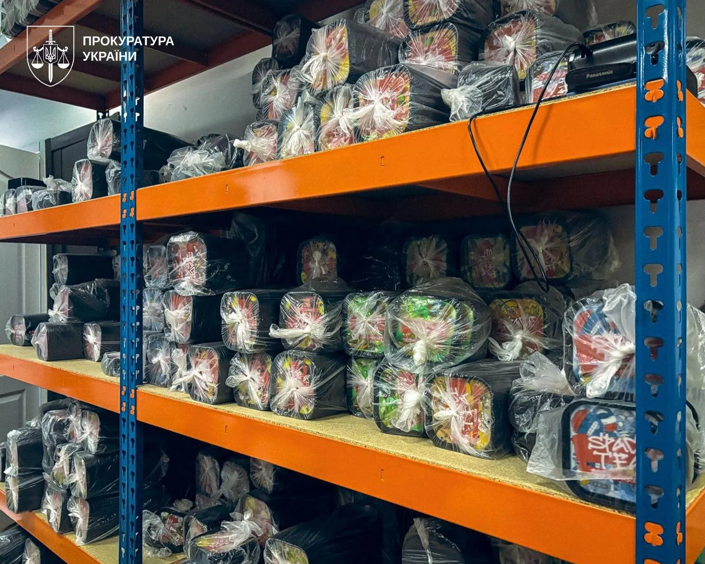 Правоохоронці проводять масштабні обшуки в мережі магазинів U420