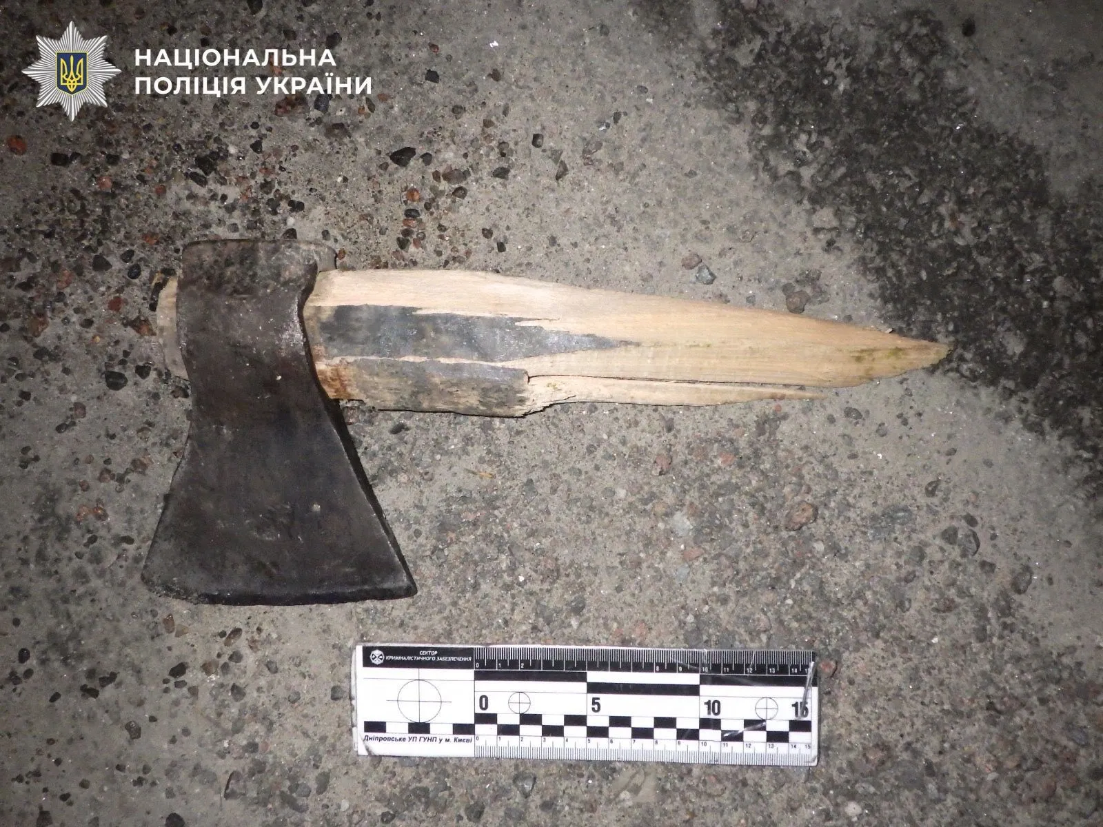 У Києві нетверезий чоловік із сокирою намагався відібрати скутер у підлітка