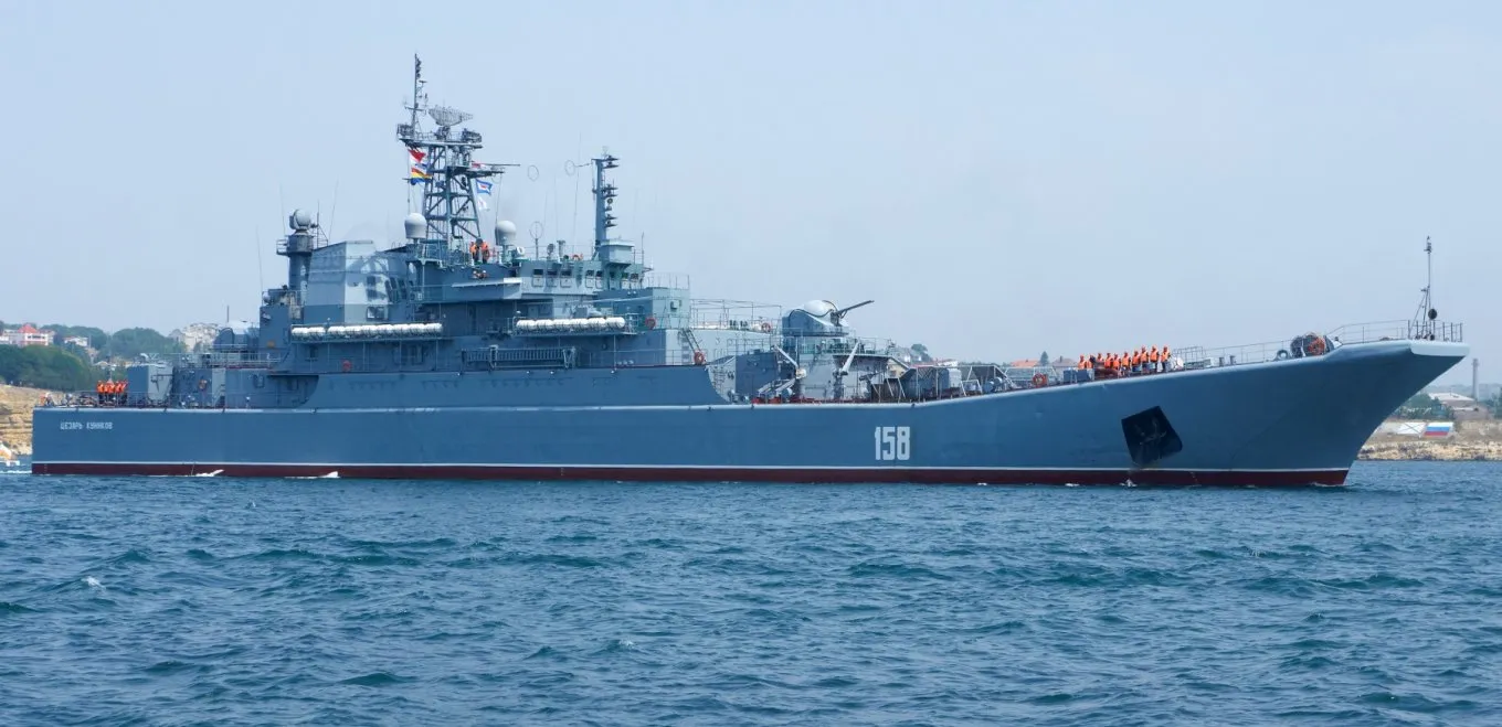 Відео: ГУР уразило два великі десантні кораблі в Криму