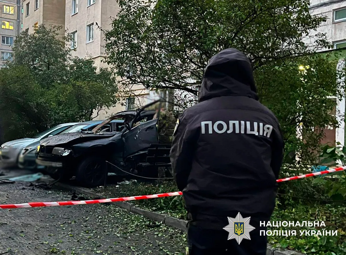 Фото: У Києві підірвали автомобіль BMW