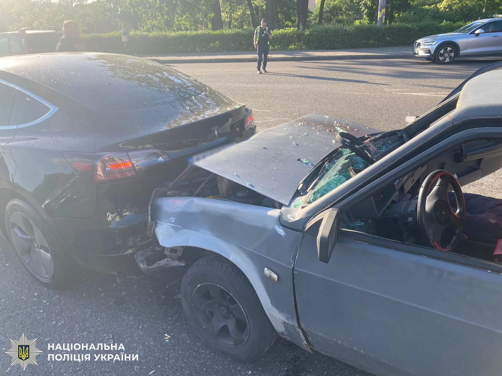 У Києві п'яний водій Lada протаранив Tesla та тяжко травмував пасажирку