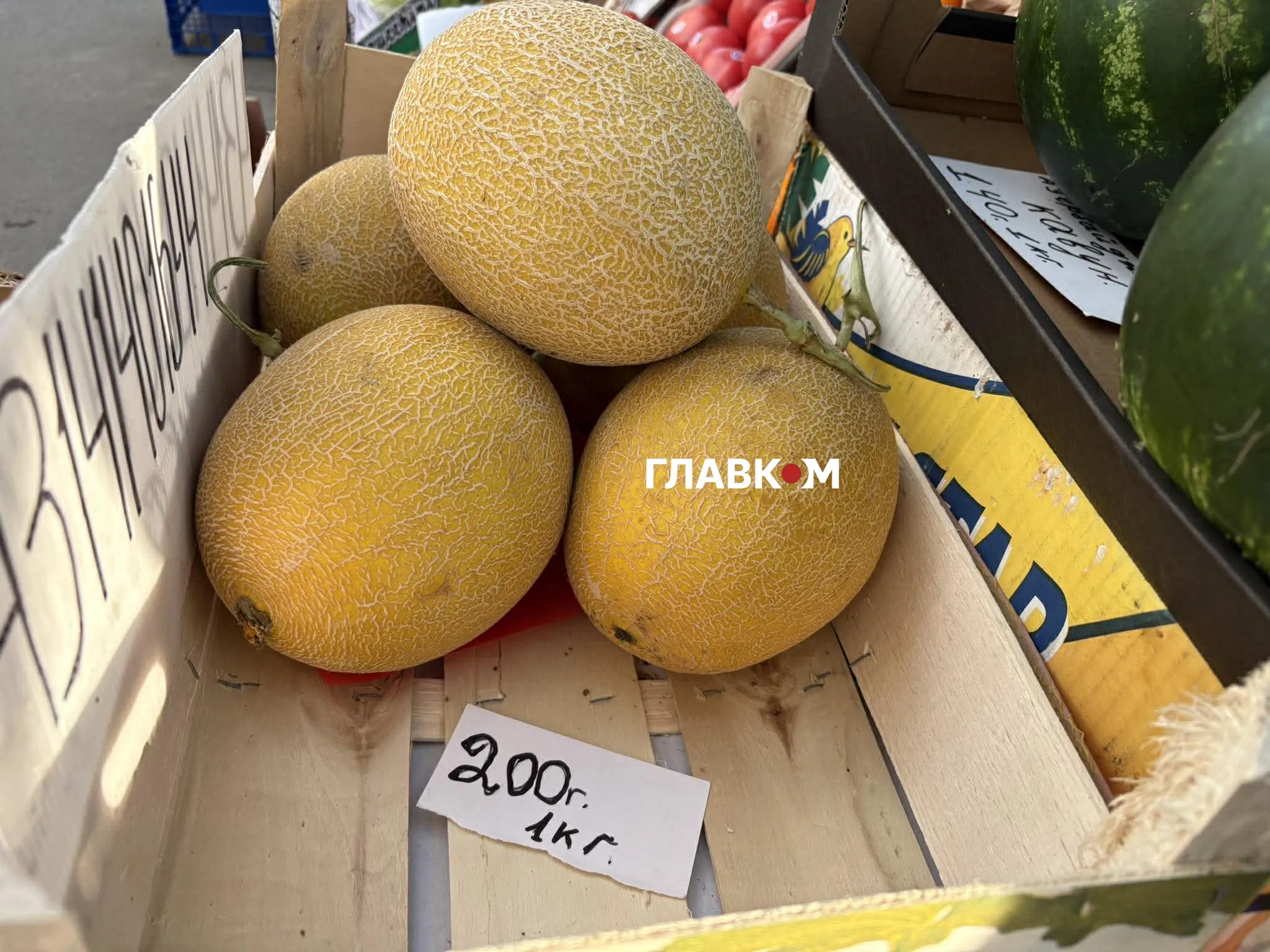 В Киеве появились первые арбузы и дыни