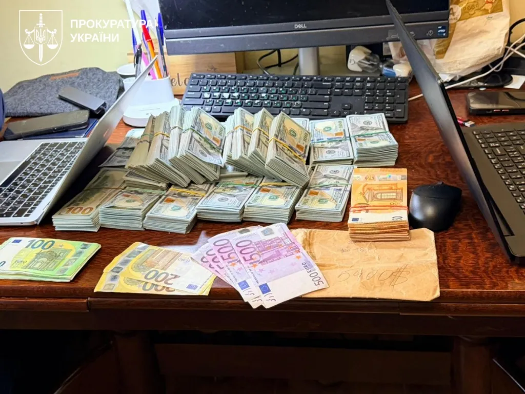 Элитные автомобили, оружие и миллионы наличными: ГБР ликвидировало коррупционную сеть в полиции